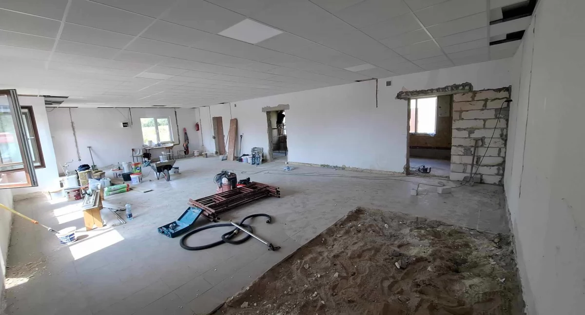 Drogi - remonty - inwestycje, Trwają intensywne prace remontowe świetlicy wiejskiej Zawadkach - zdjęcie, fotografia