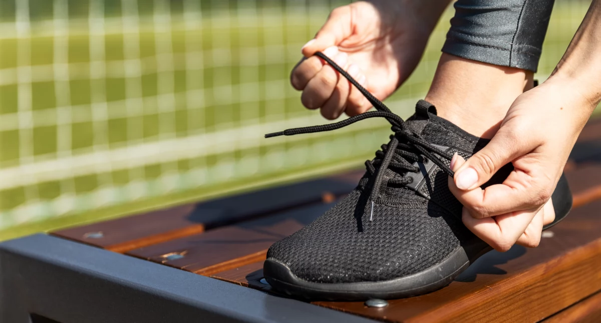 Promocje gospodarcze, Dlaczego warto wybrać czarne sneakersy - zdjęcie, fotografia