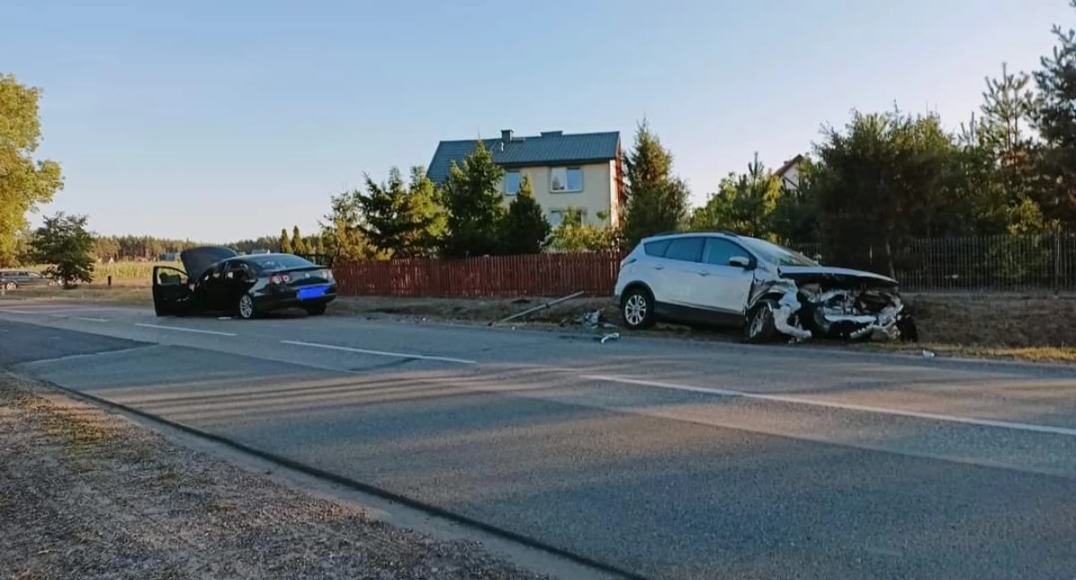 Wypadki drogowe, Uwaga wypadek Zderzenie dwóch osobówek - zdjęcie, fotografia