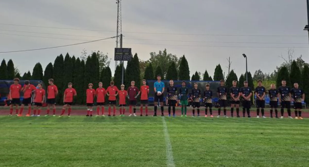Piłka nożna, Remis Trampkarzy inauguracyjnym sezon meczu ligowym - zdjęcie, fotografia