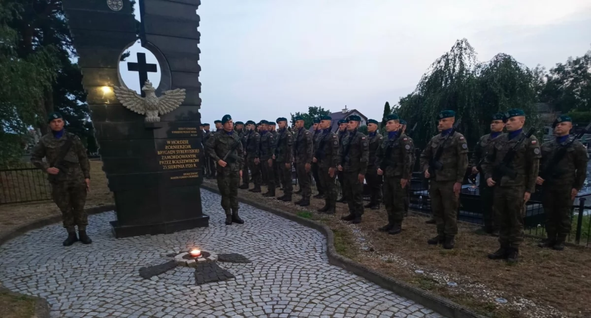 Wojsko, Żołnierze uczcili pamięć poległych - zdjęcie, fotografia