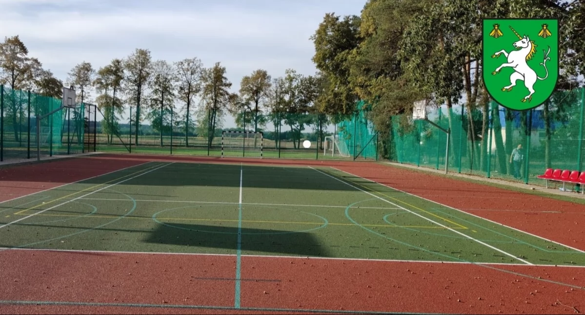 Drogi - remonty - inwestycje, Społeczność lokalna miejscowości Obórki zyskała nową infrastrukturę sportową - zdjęcie, fotografia
