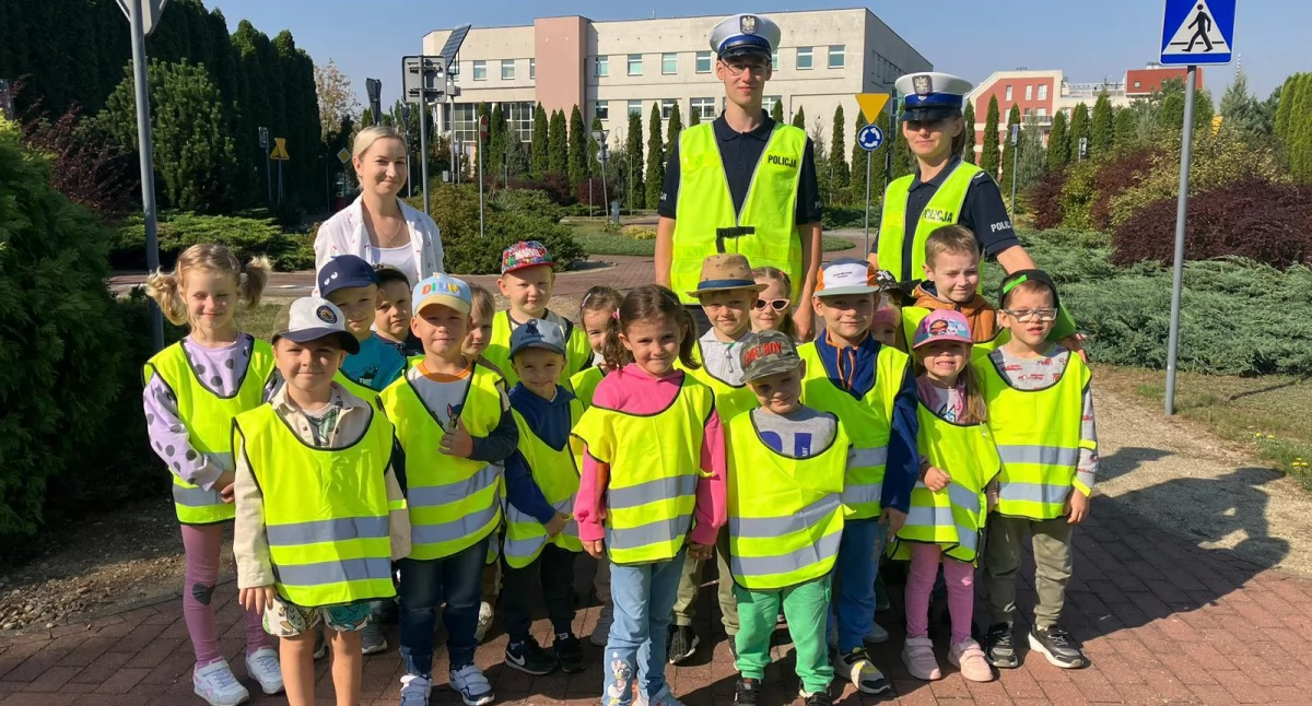Szkoły podstawowe, bezpieczeństwie sposobach unikania zagrożeń Spotkanie policjantów najmłodszymi - zdjęcie, fotografia