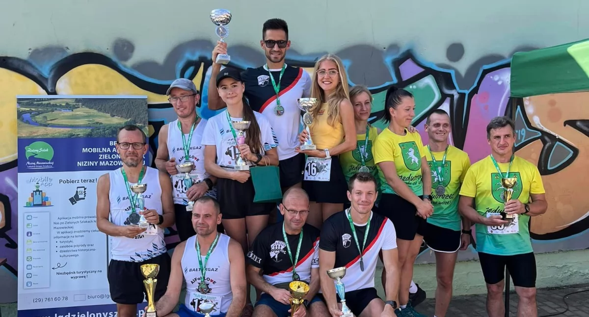 Biegi, Zgarnęli najwyższe miejsca podium Biegnąc Zielonym Szlakiem Niziny Mazowieckiej - zdjęcie, fotografia