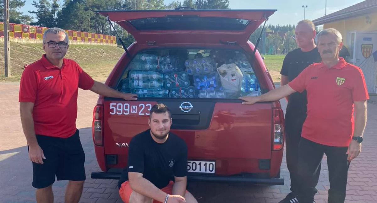 Charytatywne akcje, Chorzele Zakończono zbiórkę darów osób dotkniętych powodzią Dziękujemy - zdjęcie, fotografia