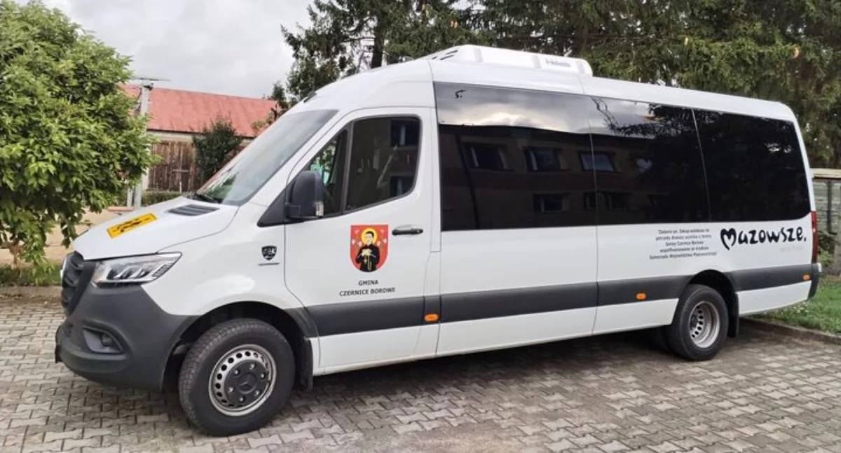 Samorządy Gminne, Gmina Czernice Borowe zakupiła autobus potrzeby dowozu uczniów - zdjęcie, fotografia