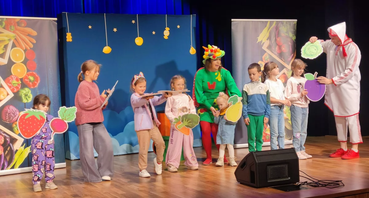 Teatr, Bajka zjedzenia czyli teatralna lekcja zdrowego żywienia zachwyciła najmłodszych mieszkańców powiatu przasnyskiego - zdjęcie, fotografia
