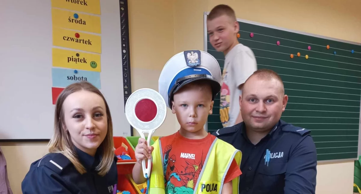 Szkoły podstawowe, Przasnyscy Policjanci odwiedzili Specjalny Ośrodek Szkolno Wychowawczy Przasnyszu - zdjęcie, fotografia