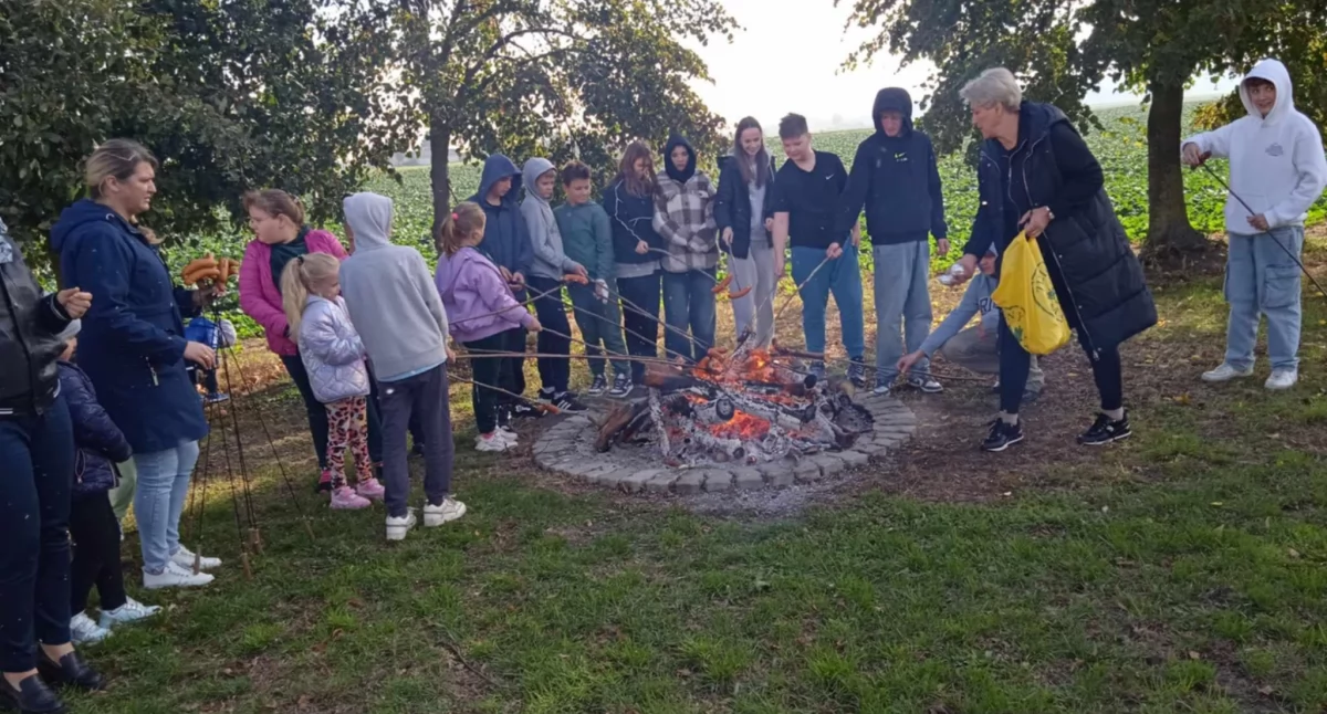 Szkoły podstawowe, Święto Pieczonego Ziemniaka Szkole Podstawowej Lesznie - zdjęcie, fotografia