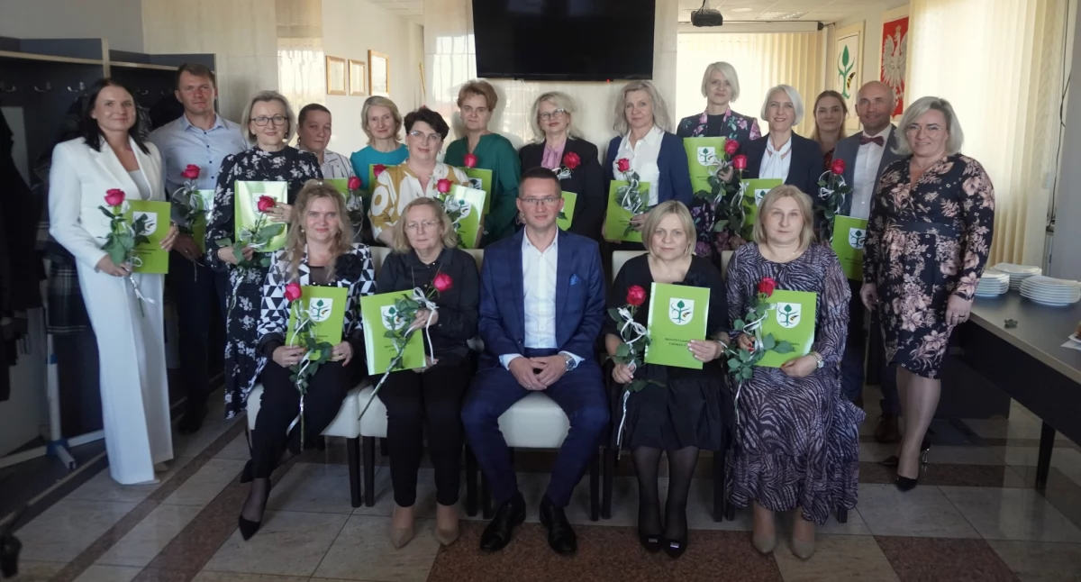 Burmistrz - Rada - Miasto, Dzień Edukacji Narodowej Chorzelach Wręczono nagrody nauczycielom dyrektorom - zdjęcie, fotografia