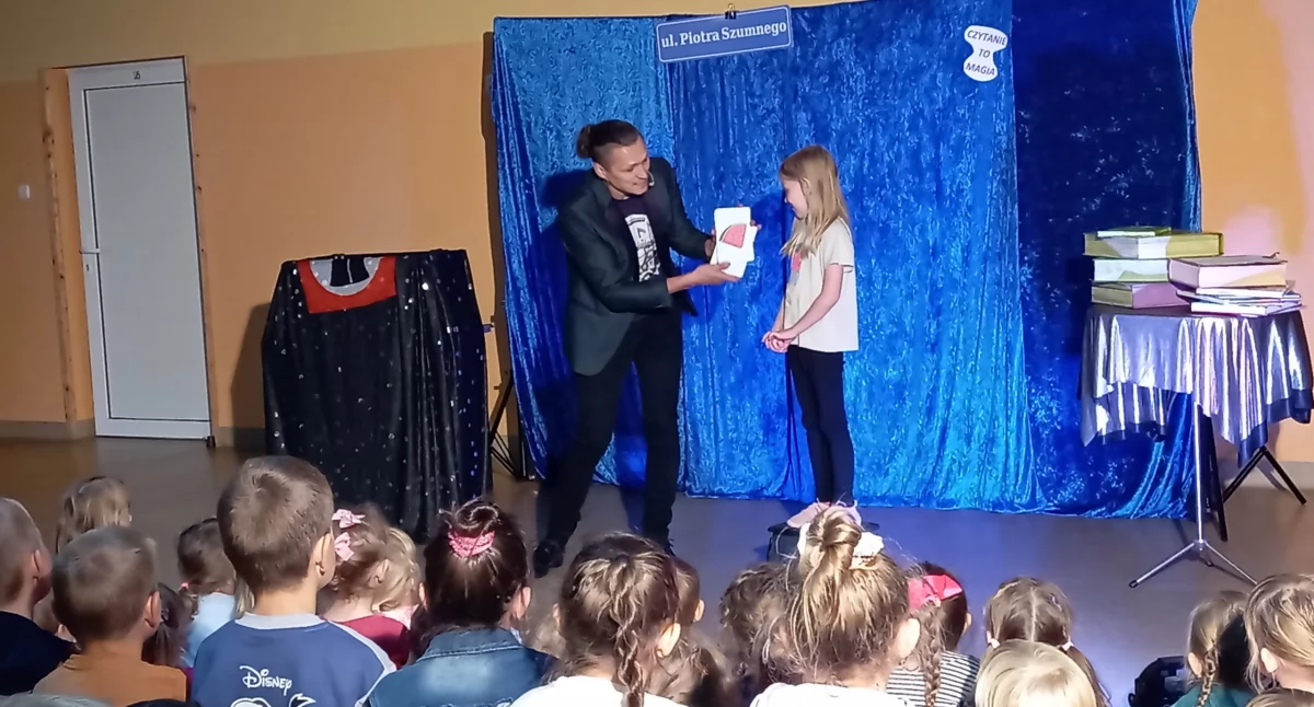 Teatr, Iluzjonista Piotr Szumny zadziwiał czarował widzów Czernicach Borowych - zdjęcie, fotografia