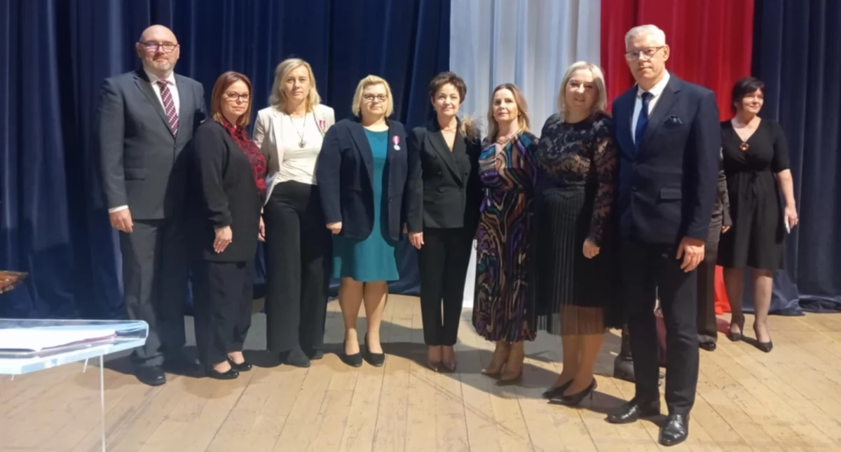 Konkursy - Wyróżnienia, Nauczyciele pracownicy szkół powiatowych odznaczeniami nagrodami - zdjęcie, fotografia