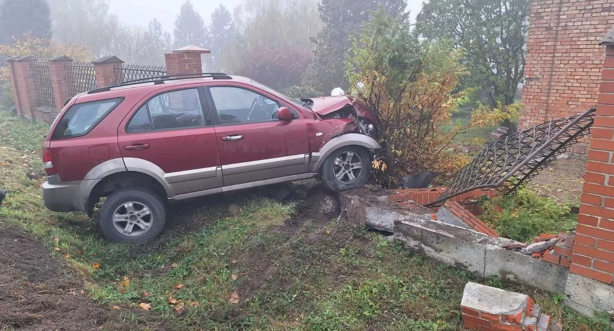 Wypadki drogowe, przestrodze Przejechał przez skrzyżowanie uderzając ogrodzenie prywatnej posesji - zdjęcie, fotografia