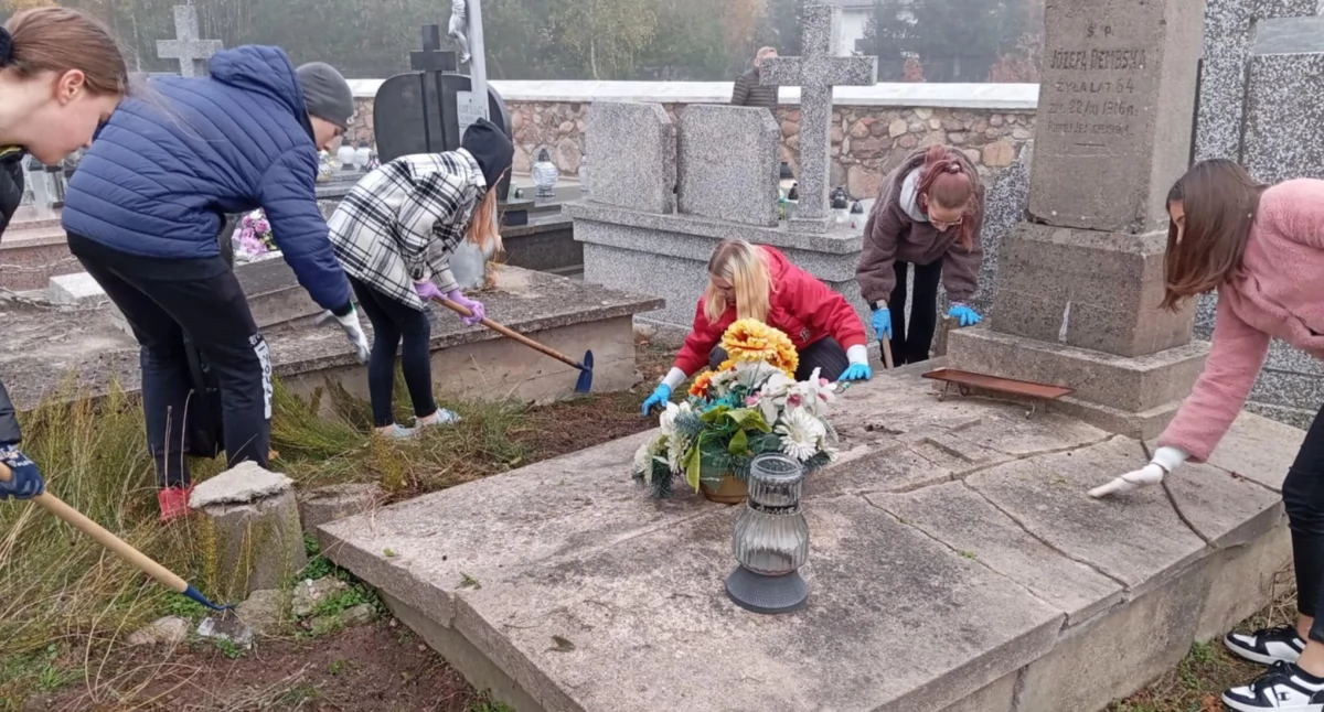 Szkoły podstawowe, Bogate Szkoła pamięta - zdjęcie, fotografia