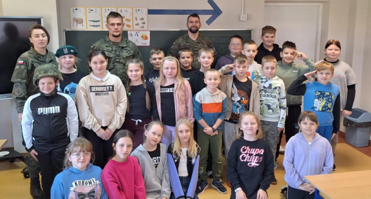 Szkoły podstawowe, Uczniowie Nowej Krępy gościli przasnyskich żołnierzy - zdjęcie, fotografia
