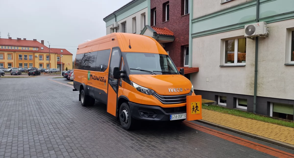 Drogi - remonty - inwestycje, autobus przewozu dzieci młodzieży szkolnej Gminie Jednorożec - zdjęcie, fotografia