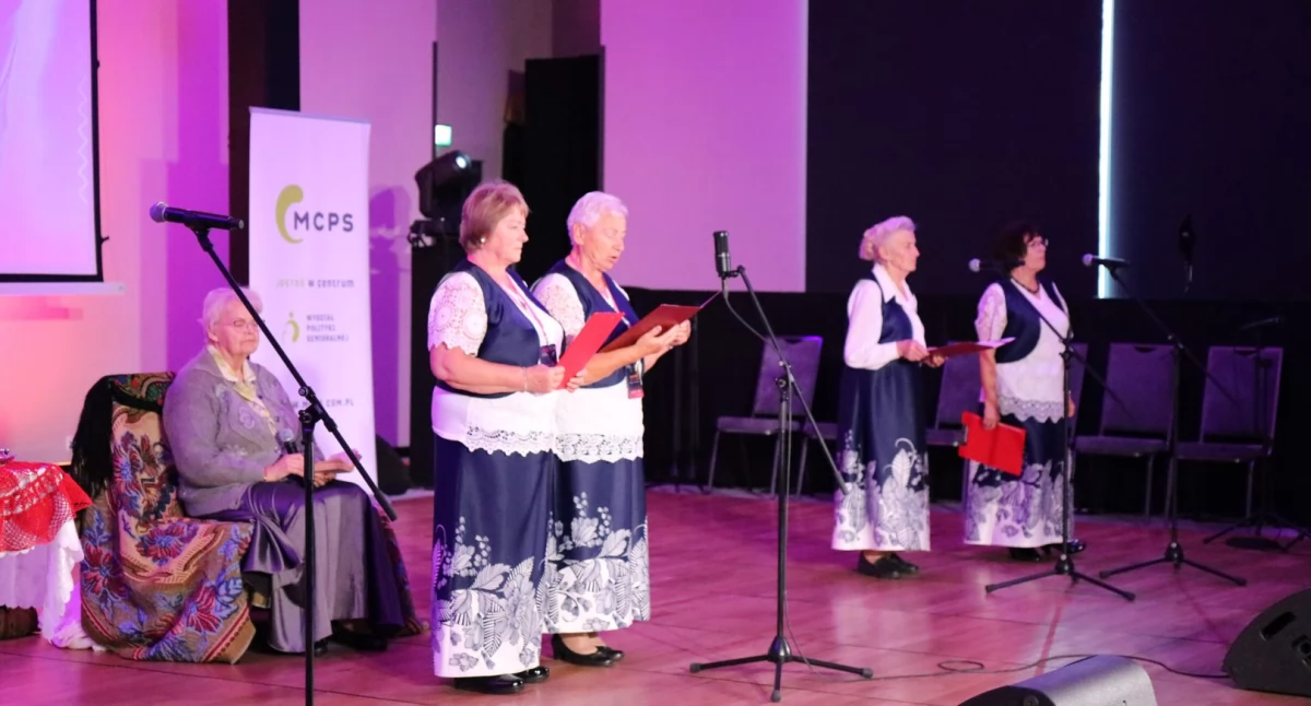 NGO - Stowarzyszania i Fundacje , Członkowie Klubu Seniora Bogatego uczestnikami piątej edycji Przeglądu Artystycznego Twórczości Osób Starszych - zdjęcie, fotografia