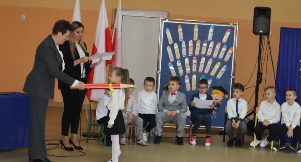Szkoły podstawowe, Pasowanie przedszkolaka Czernicach Borowych - zdjęcie, fotografia