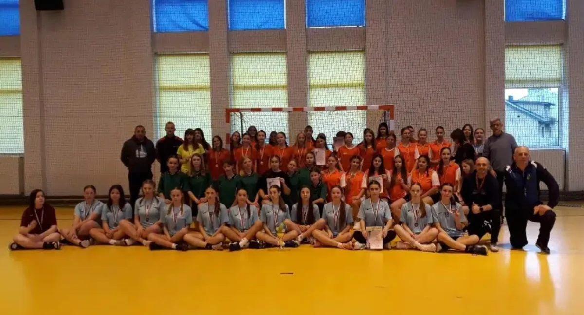 Sport szkolny, Finały Powiatowych Igrzysk Młodzieży Szkolnej 2024/2025 piłce ręcznej dziewcząt chłopców - zdjęcie, fotografia