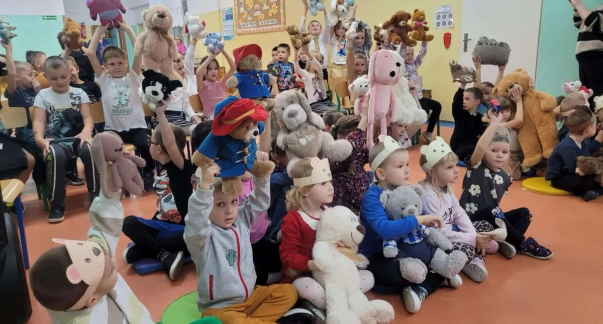 Szkoły podstawowe, Dzień Misia szkolnej Bibliotece Bogatem - zdjęcie, fotografia