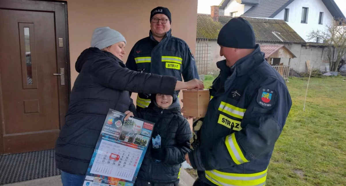 Pożary - Straż , Podzielili życzeniami noworocznymi kalendarzami - zdjęcie, fotografia
