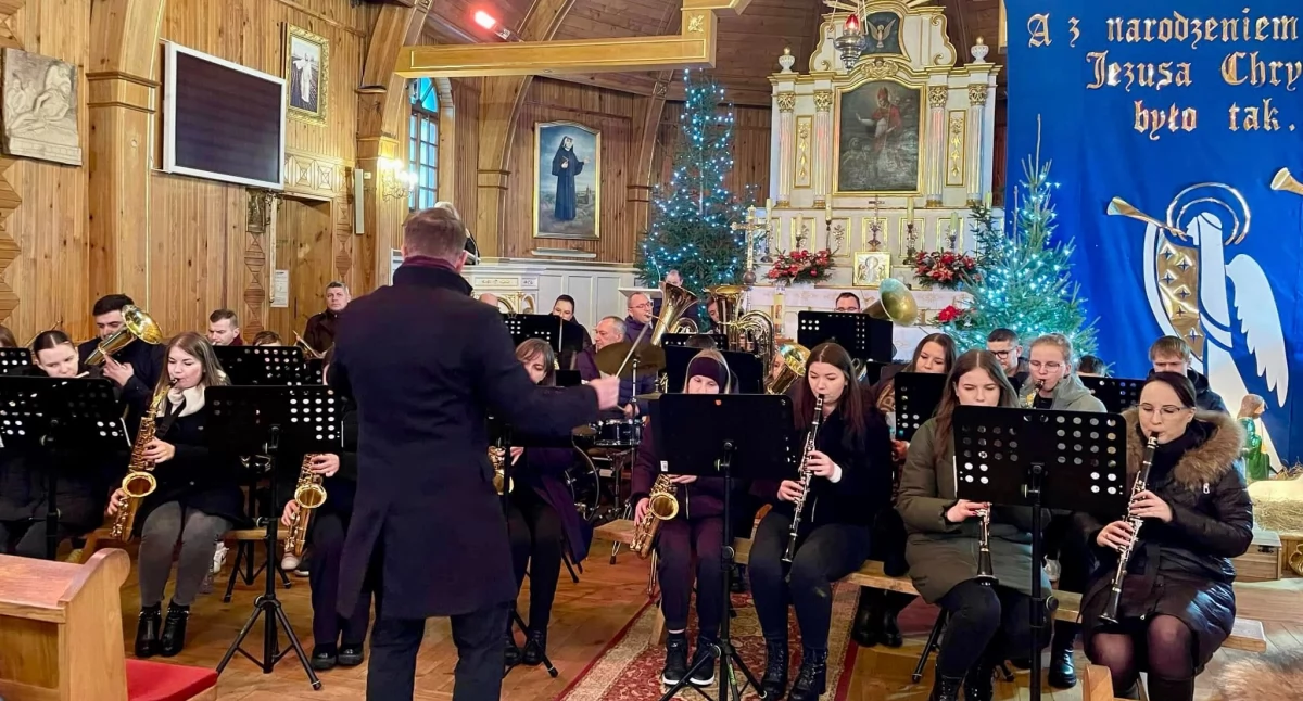 Koncerty, Wspaniały koncert kolęd pastorałek wykonaniu Młodzieżowej Orkiestry Dętej Starej Krępy - zdjęcie, fotografia