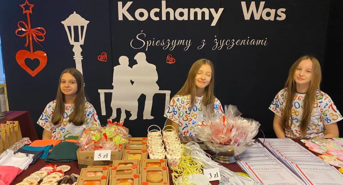 Szkoły podstawowe, Kiermasz okazji Babci Dziadka przasnyskiej Dwójce - zdjęcie, fotografia