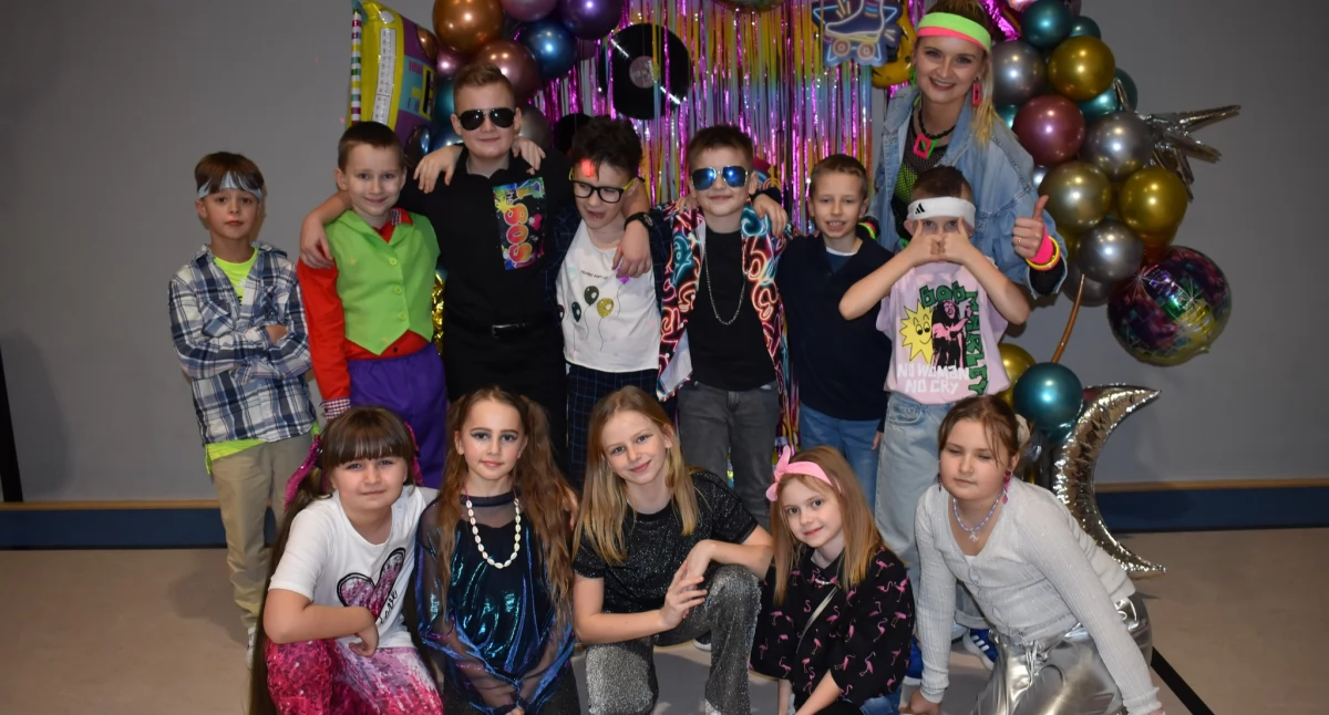 Szkoły podstawowe, karnawałowy Wehikuł czasu stylu Szkole Podstawowej Nowej Krępie - zdjęcie, fotografia