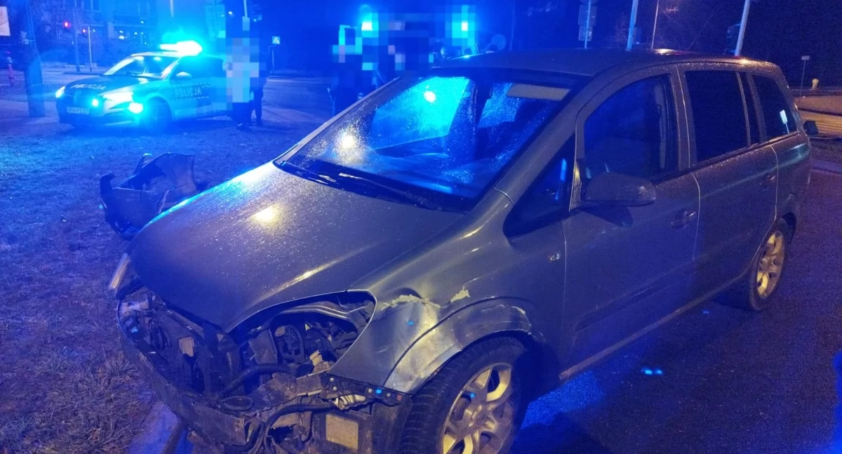 Kronika Kryminalna - Policja, letni kierowca ściął sygnalizatory Miał ponad promila - zdjęcie, fotografia