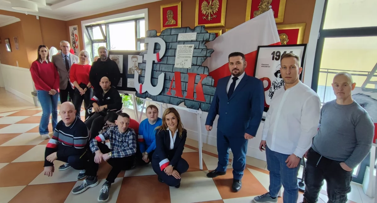Wystawy, Narodowy Dzień Pamięci Żołnierzy Armii Krajowej Okolicznościowa wystawa poświęcona Armii Krajowej zagościła Starostwie Powiatowym - zdjęcie, fotografia