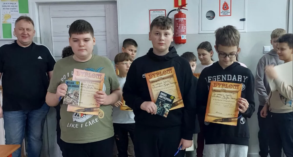 Szkoły podstawowe, Wielki Wiedzy Języku Polskim Lesznie - zdjęcie, fotografia
