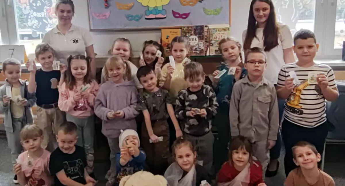 Przedszkola i Żłobki, Przedszkolaki Starej Krępie poznali zawód pielęgniarki - zdjęcie, fotografia