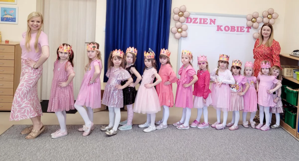 Przedszkola i Żłobki, Dzień Kobiet przedszkolaków Bogatem - zdjęcie, fotografia