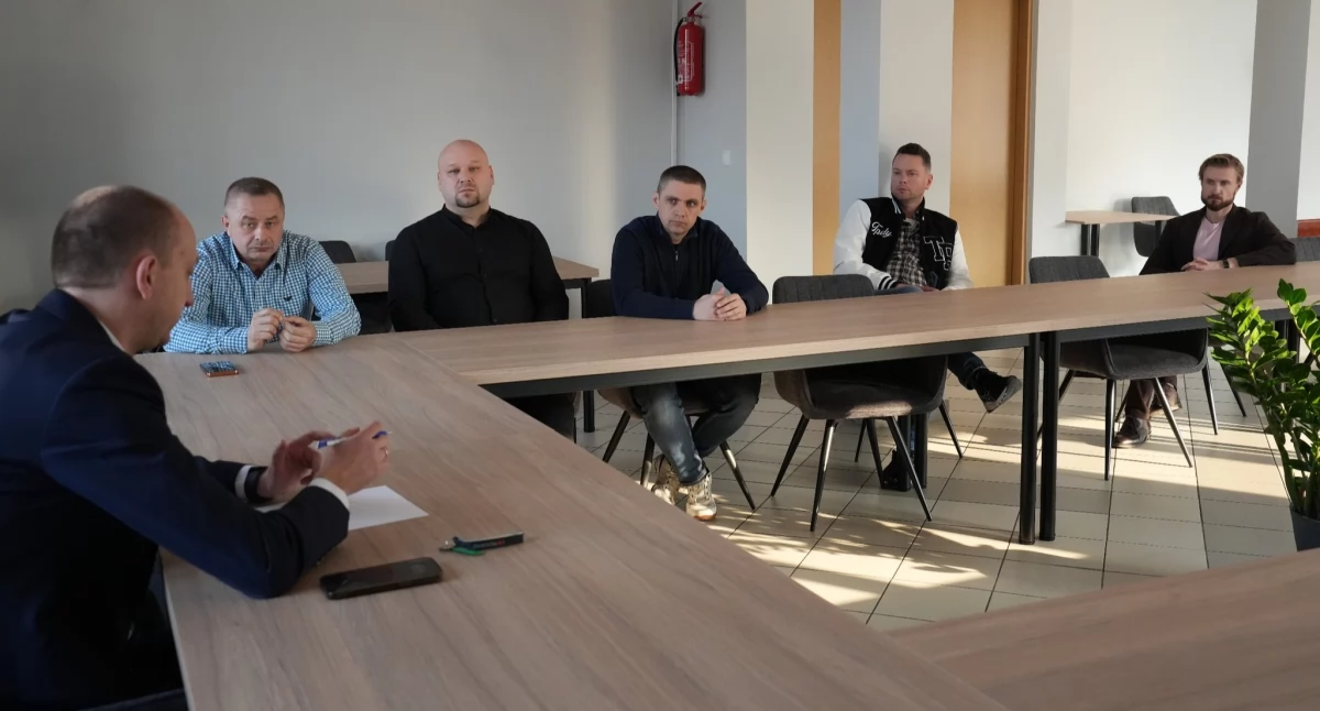 Burmistrz - Rada - Miasto, Rozpoczęto konsultacje dotyczące modernizacji Stadionu Miejskiego Przasnyszu - zdjęcie, fotografia