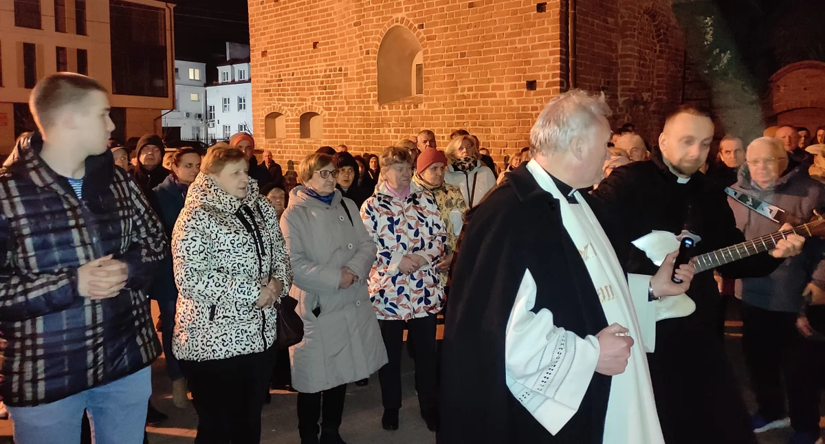 Święta i uroczystości , Przasnyszanie tłumnie uczcili rocznicę śmierci Pawła - zdjęcie, fotografia
