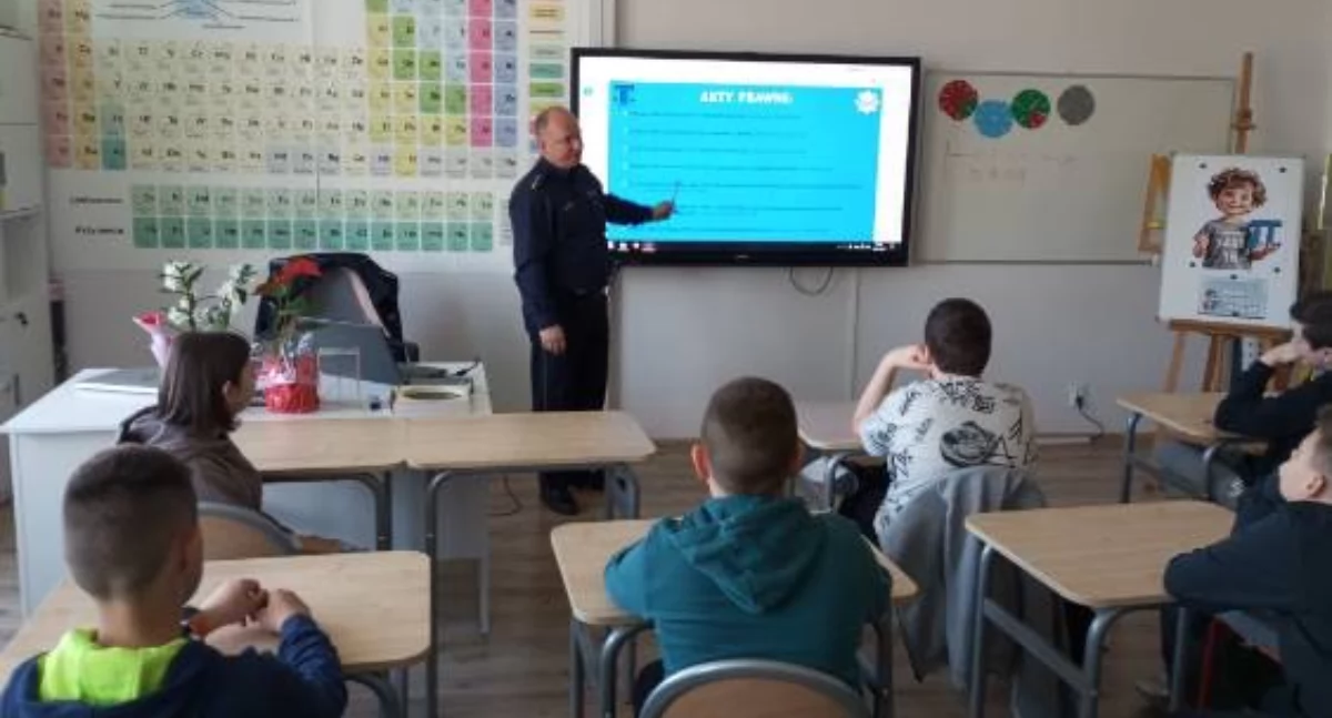 Szkoły podstawowe, Młodość zwalnia odpowiedzialności spotkanie Policjantem Lesznie - zdjęcie, fotografia