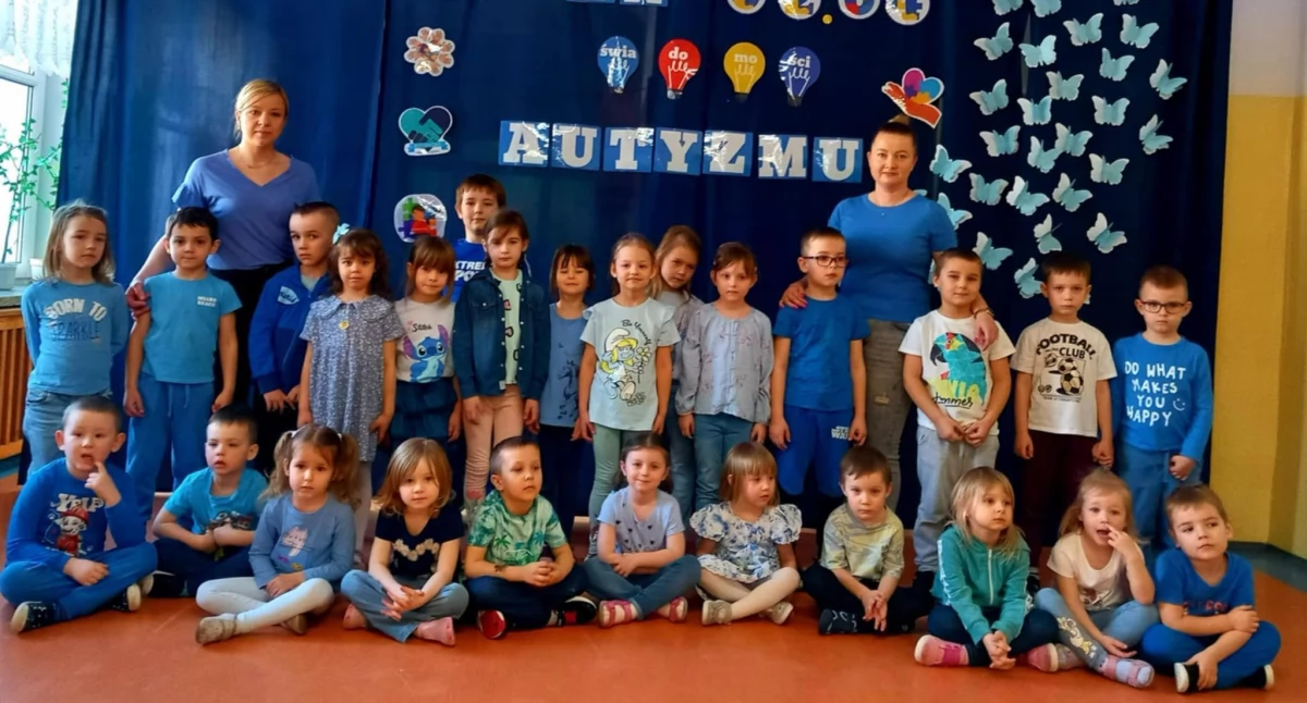 Szkoły podstawowe, Szkoła Bogatem rozświetliła niebiesko - zdjęcie, fotografia