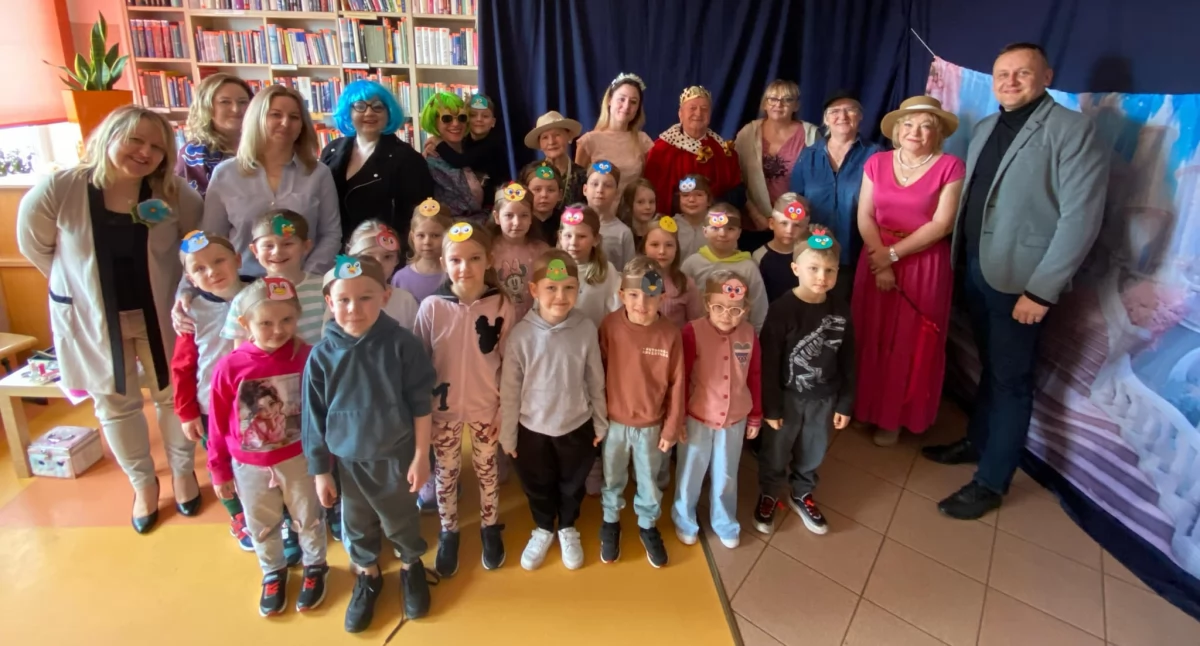 Przedszkola i Żłobki, Jednorożec Pasowanie przedstawieniem - zdjęcie, fotografia