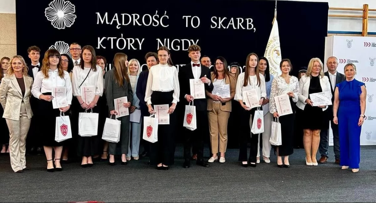 Szkoły średnie, Uroczyste zakończenie szkolnego przasnyskim uczniów czwartych stało faktem! - zdjęcie, fotografia