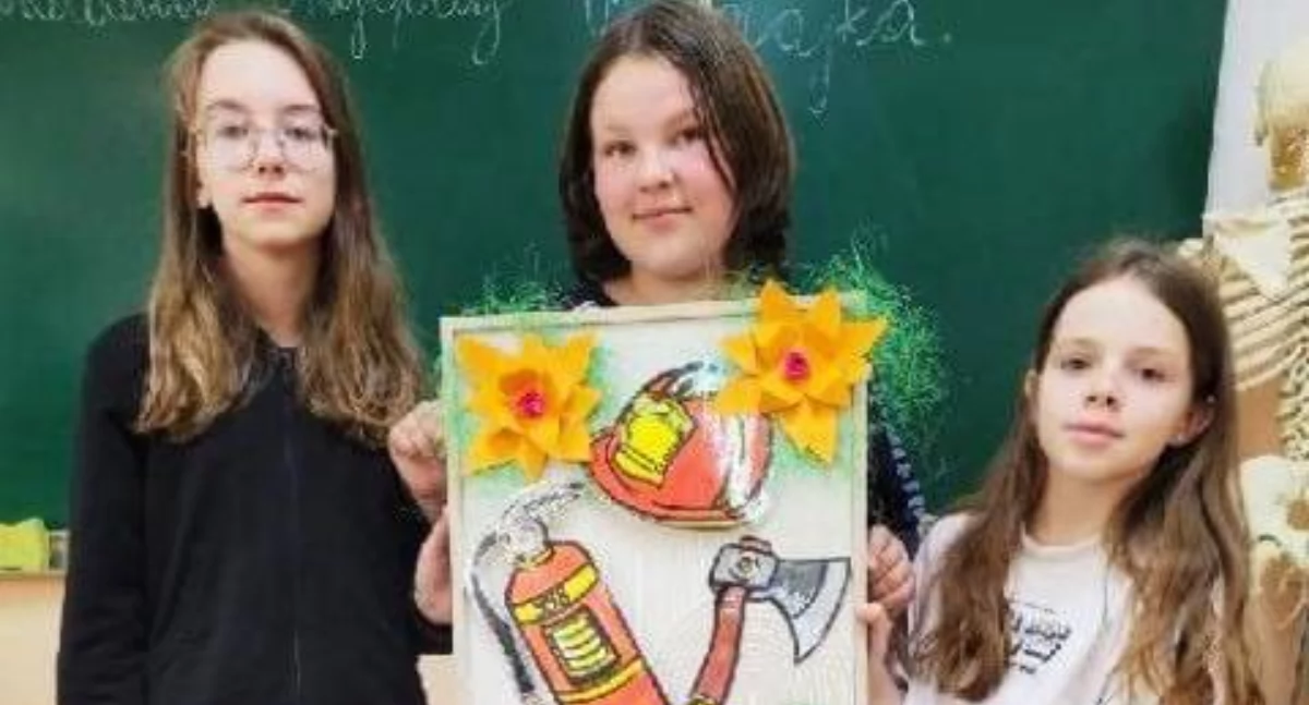 Szkoły podstawowe, Uczniowie Szkoły Podstawowej Bogatem Strażakom - zdjęcie, fotografia