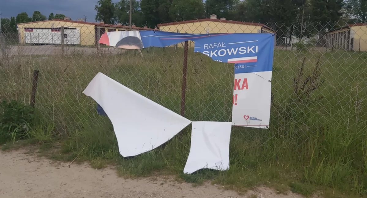Wybory , Nagminne niszczenie banerów wyborczych wyraz sprzeciwu wandalizmu - zdjęcie, fotografia