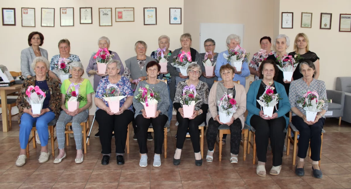 NGO - Stowarzyszania i Fundacje , Kolorowe kwiaty radosny śpiew Obrębie seniorki rozwijają pasje Klubie Seniora - zdjęcie, fotografia