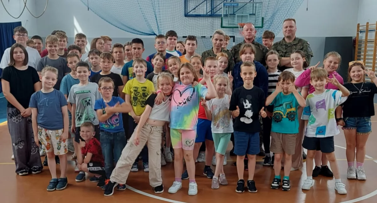 Szkoły podstawowe, Edukacja wojskiem Szkole Podstawowej Lesznie - zdjęcie, fotografia
