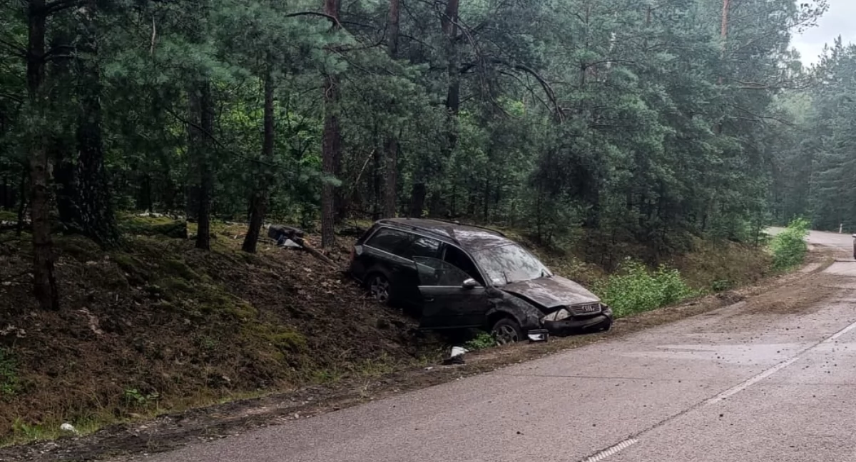 Wypadki drogowe, Nietrzeźwy wpływem narkotyków sądowymi zakazami zjechał drogi zakończył rowie - zdjęcie, fotografia