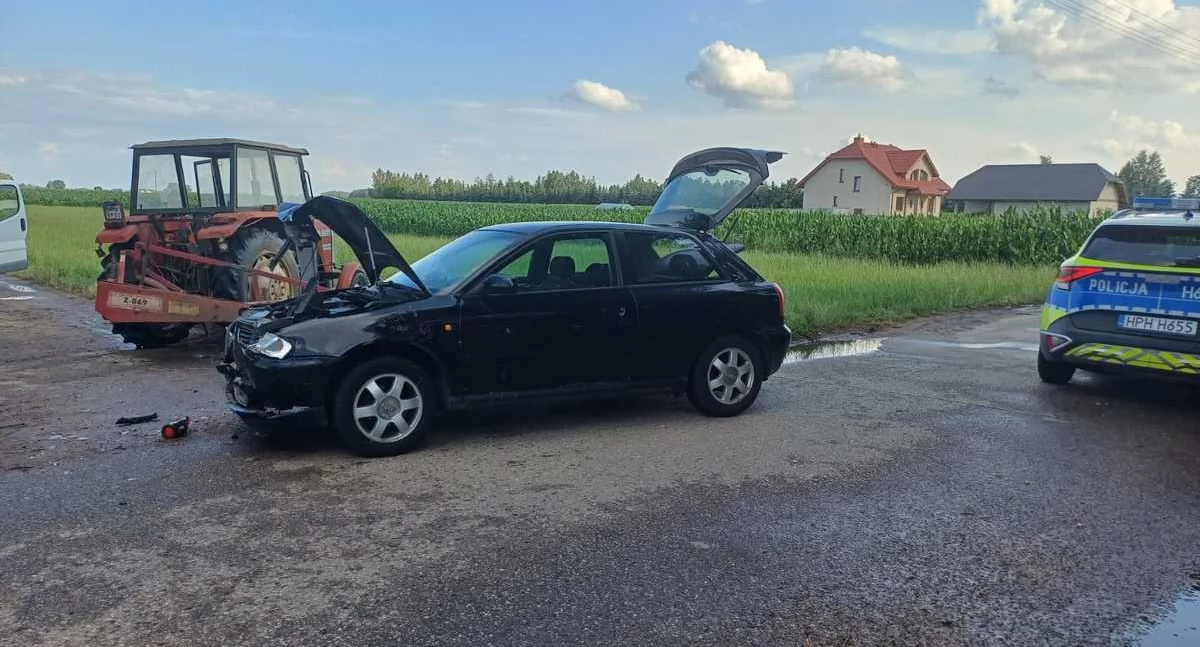 Wypadki drogowe, Kolizja ciągnika rolniczego samochodem osobowym ostrożność drodze - zdjęcie, fotografia