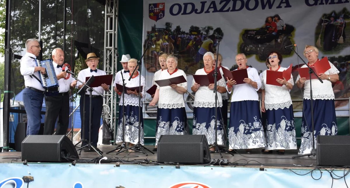 Koncerty, Seniorzy scenie „Odjazdowej Gminy 2025” pasja energia wzruszenie! - zdjęcie, fotografia