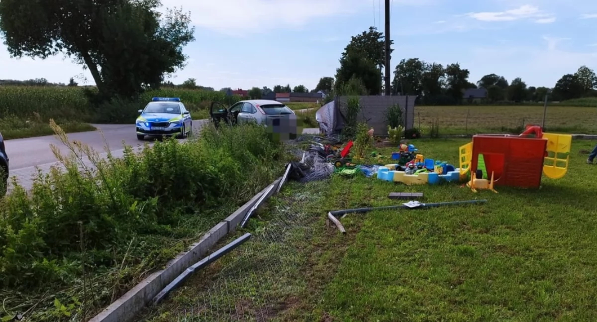 Wypadki drogowe, promile kierownicą przeszkody drodze ogrodzenie drogowy - zdjęcie, fotografia