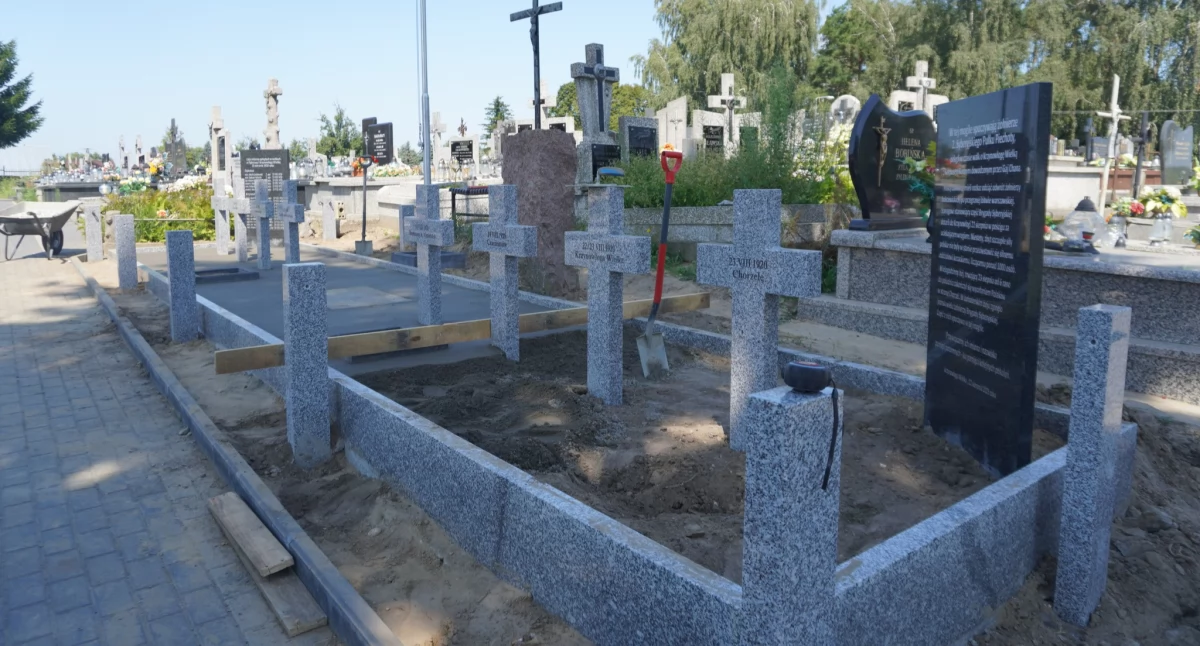 Drogi - remonty - inwestycje, Renowacja mogiły żołnierzy Syberyjskiego Pułku Piechoty dobiega końca wyjątkowe uroczystości sierpniu - zdjęcie, fotografia
