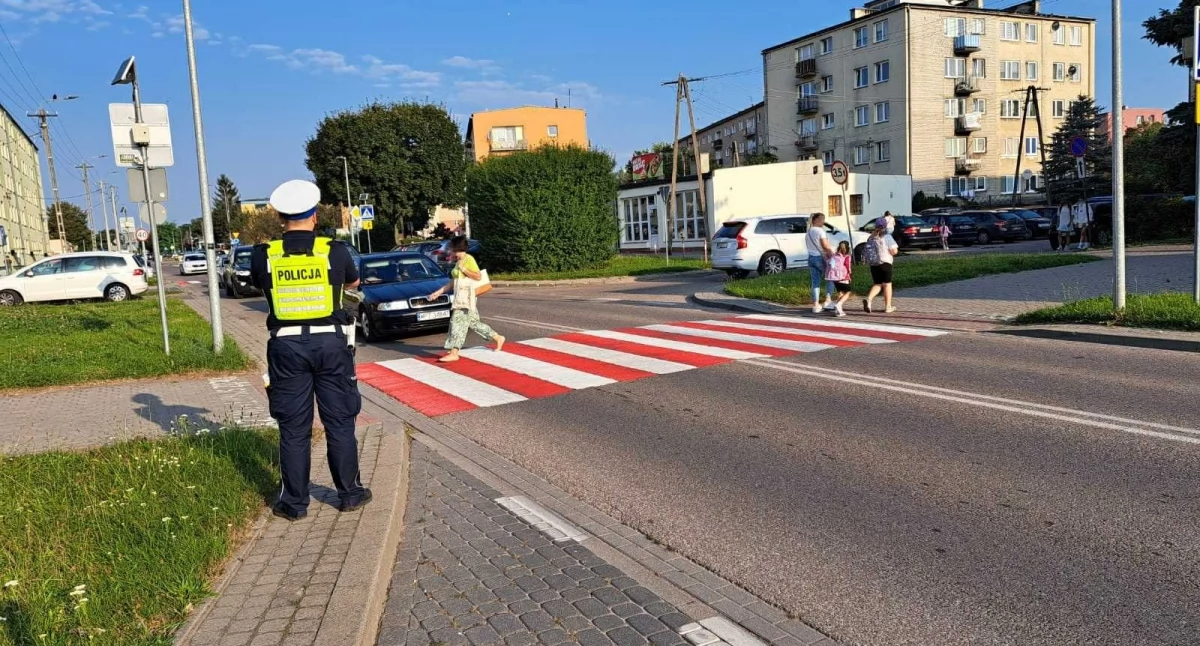 Komunikaty policji , Bezpieczna droga szkoły przasnyscy policjanci czuwają bezpieczeństwem najmłodszych - zdjęcie, fotografia