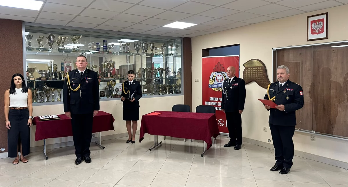 Pożary - Straż , Uroczysta zbiórka Przasnyszu ślubowanie nowych strażaków wręczenie odznaczeń - zdjęcie, fotografia